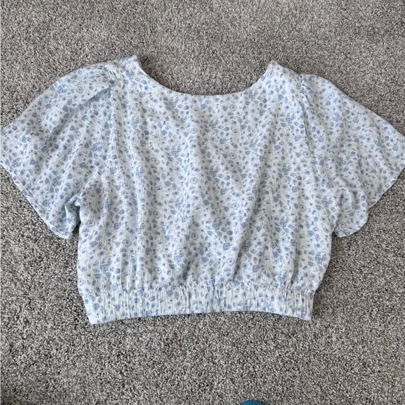 Abercrombie & Fitch Blue & White Floral Knot Crop Top, Flutter Sleeve - Large - Picture 11 of 13